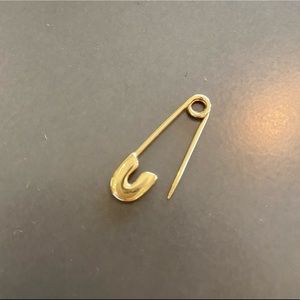 Safety pin earring 14kt YG